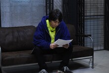 LINE LIVE配信前、段取りを確認する松岡広大。