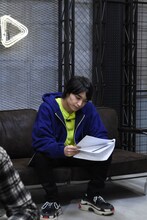 LINE LIVE配信前、段取りを確認する松岡広大。