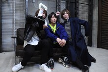 卍ポーズをする正木郁（左）と太田将熙（右）、ウインクする松岡広大（中央）。