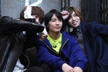 卍ポーズをする正木郁（左）と太田将熙（右）、ウインクする松岡広大（中央）。