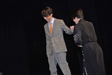 長澤まさみ（右）をエスコートする高橋一生（左）。