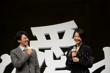 左から高橋一生、長澤まさみ。