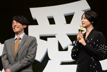 左から高橋一生、長澤まさみ。