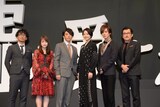「嘘を愛する女」完成披露試写会にて、左から中江和仁、川栄李奈、高橋一生、長澤まさみ、DAIGO、吉田鋼太郎。
