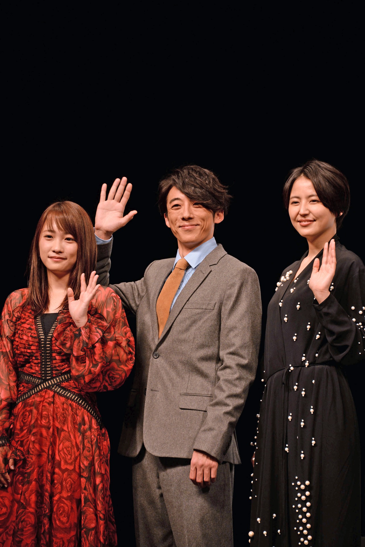 左から川栄李奈、高橋一生、長澤まさみ。