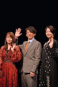 左から川栄李奈、高橋一生、長澤まさみ。