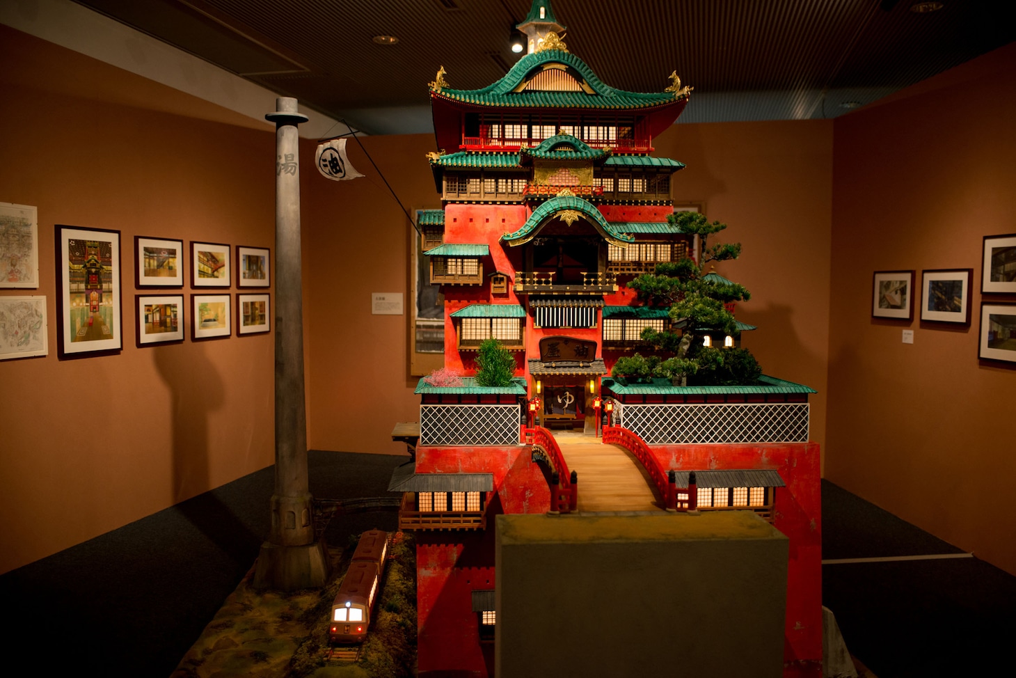 油屋 模型（「千と千尋の神隠し」） (c)2001 Studio Ghibli・NDDTM