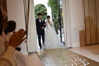 左から佐藤健、土屋太鳳。