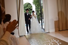 左から佐藤健、土屋太鳳。