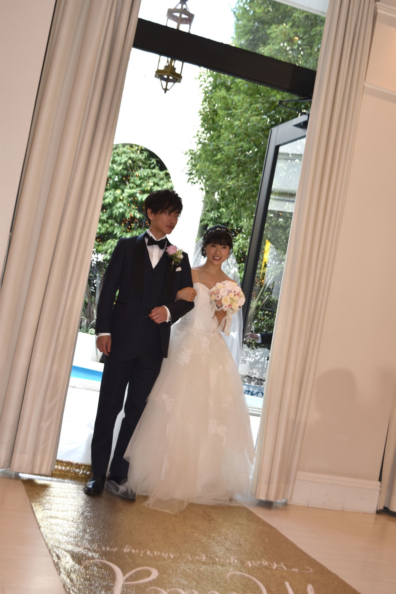 左から佐藤健、土屋太鳳。