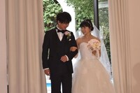 左から佐藤健、土屋太鳳。