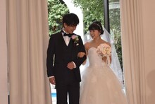 左から佐藤健、土屋太鳳。