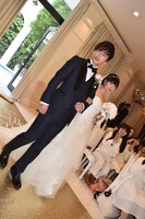 左から佐藤健、土屋太鳳。