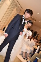 左から佐藤健、土屋太鳳。