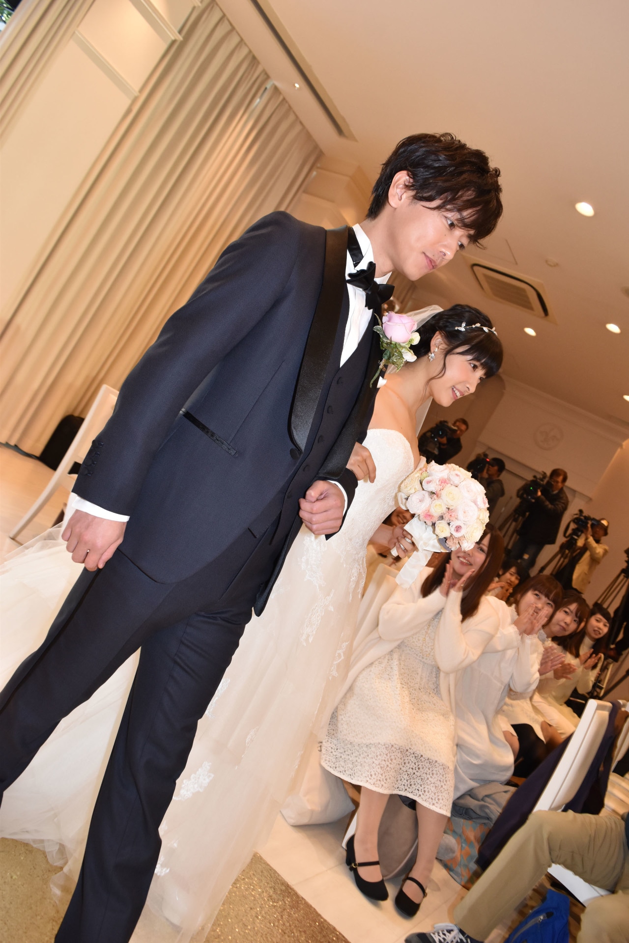 左から佐藤健、土屋太鳳。