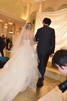 左から土屋太鳳、佐藤健。