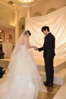 土屋太鳳（左）をエスコートする佐藤健（右）。