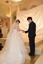 土屋太鳳（左）をエスコートする佐藤健（右）。