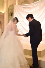 土屋太鳳（左）をエスコートする佐藤健（右）。