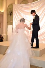 土屋太鳳（左）をエスコートする佐藤健（右）。