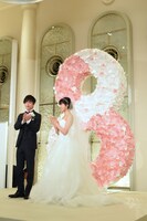 左から佐藤健、土屋太鳳。