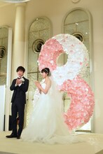 左から佐藤健、土屋太鳳。