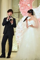 左から佐藤健、土屋太鳳。