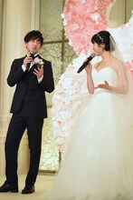 左から佐藤健、土屋太鳳。