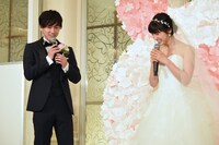 左から佐藤健、土屋太鳳。