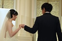 土屋太鳳（左）をエスコートする佐藤健（右）。