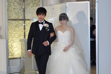 土屋太鳳（右）をエスコートする佐藤健（左）。