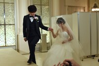 土屋太鳳（右）をエスコートする佐藤健（左）。