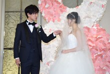 土屋太鳳（右）をエスコートする佐藤健（左）。