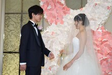 左から佐藤健、土屋太鳳。