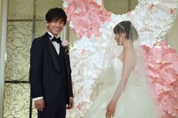 土屋太鳳（右）のベールを上げることになり、照れる佐藤健（左）。