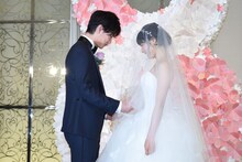 土屋太鳳（右）のベールを上げる佐藤健（左）。