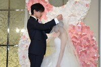 土屋太鳳（右）のベールを上げる佐藤健（左）。