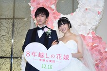 左から佐藤健、土屋太鳳。