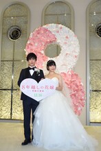 左から佐藤健、土屋太鳳。