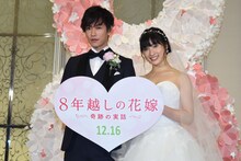 左から佐藤健、土屋太鳳。