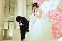 土屋太鳳（右）のドレスを整える佐藤健（左）。