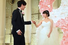 土屋太鳳（右）をエスコートする佐藤健（左）。