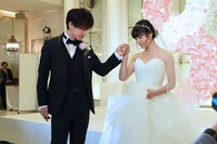 土屋太鳳（右）をエスコートする佐藤健（左）。