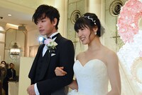 左から佐藤健、土屋太鳳。