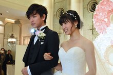 左から佐藤健、土屋太鳳。