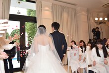 左から佐藤健、土屋太鳳。