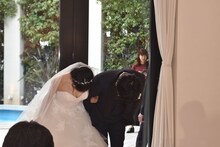 左から土屋太鳳、佐藤健。