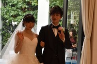 左から土屋太鳳、佐藤健。