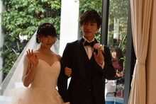 左から土屋太鳳、佐藤健。