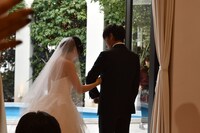 左から土屋太鳳、佐藤健。